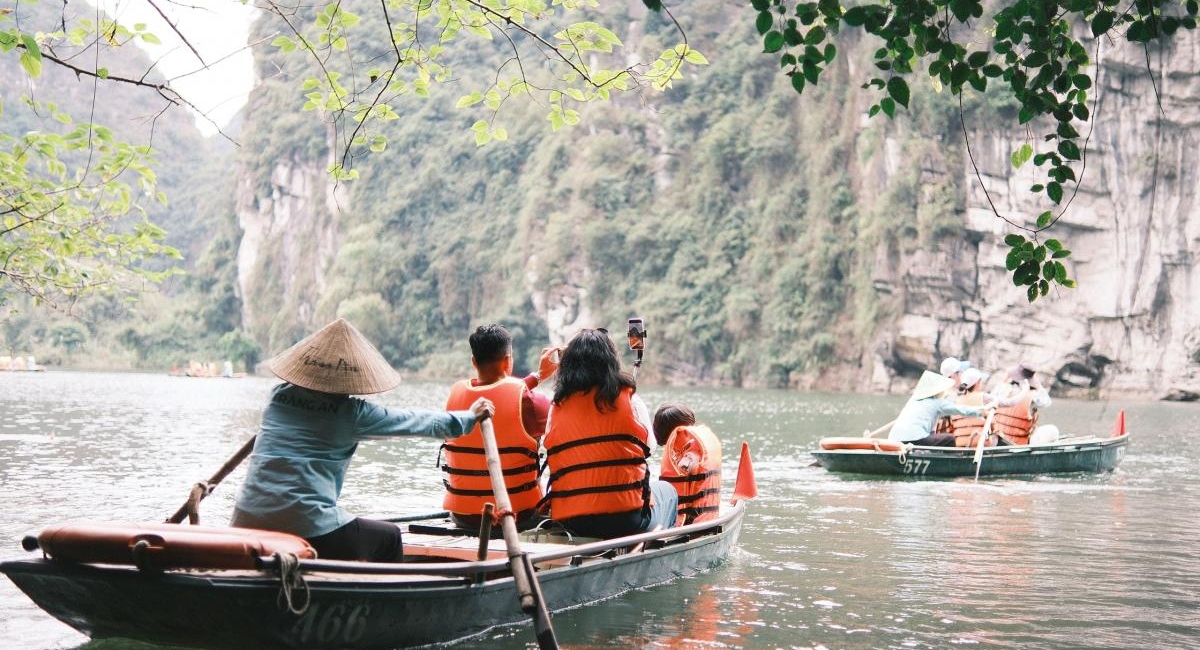 Signature_Ninh_Binh_Trang_An_boat_trip