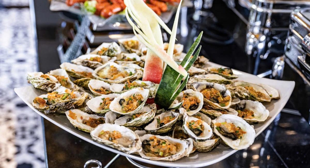 Signature_Halong_day_trip_Luxury_Buffet_lunch