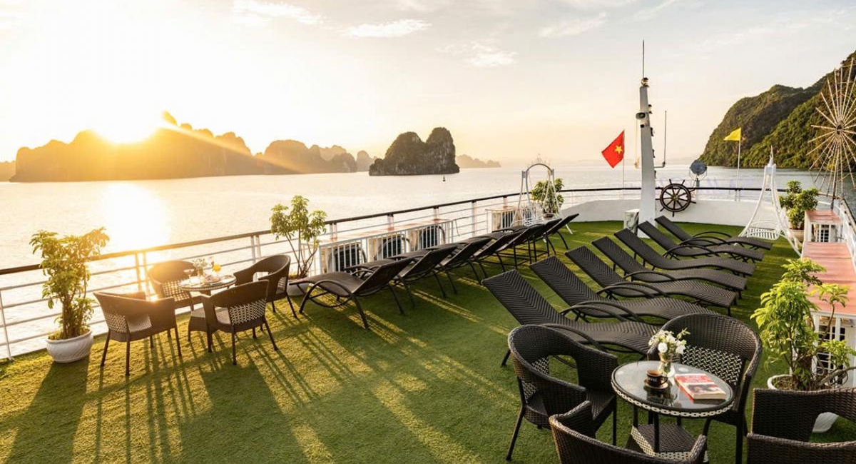 Signature_Halong_day_trip_sundeck