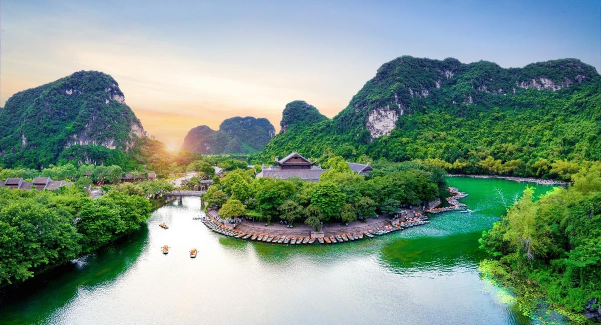 Trang_An_boat_trip_Signature_Ninh_Binh