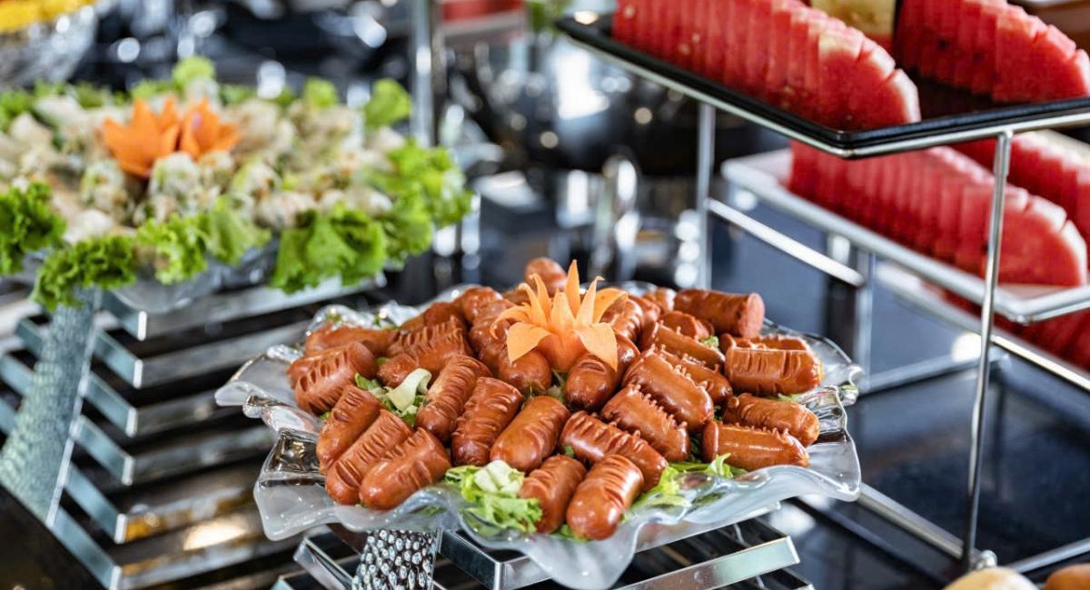 Signature_Halong_day_trip_Luxury_Buffet_lunch