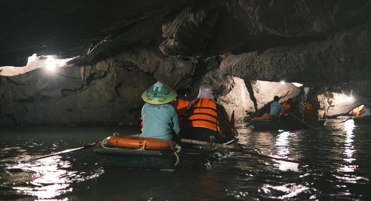 Trang_An_boat_trip_Signature_Ninh_Binh