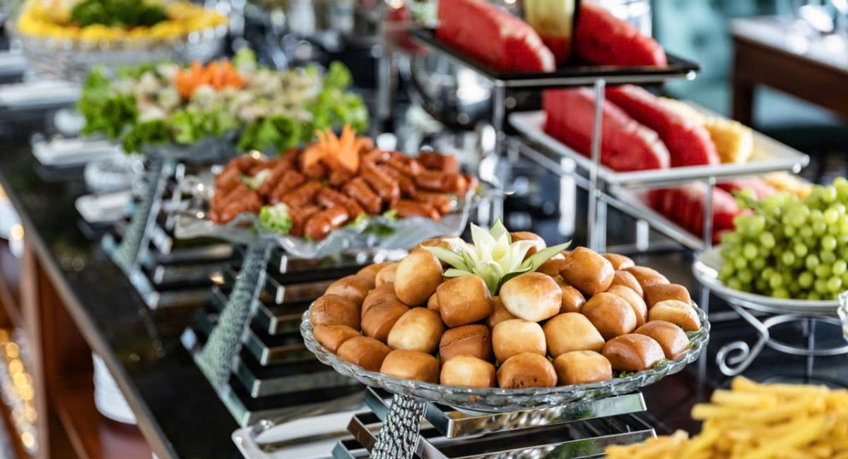 Signature_Halong_day_trip_Luxury_Buffet_lunch
