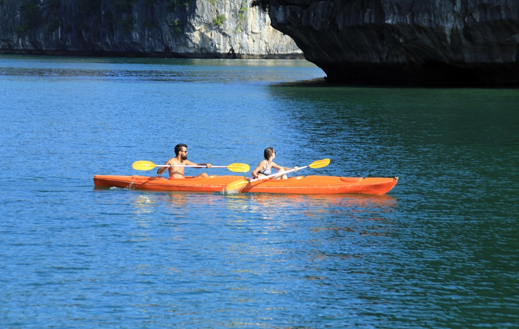 Signature_Lan_ha_bay_kayaking