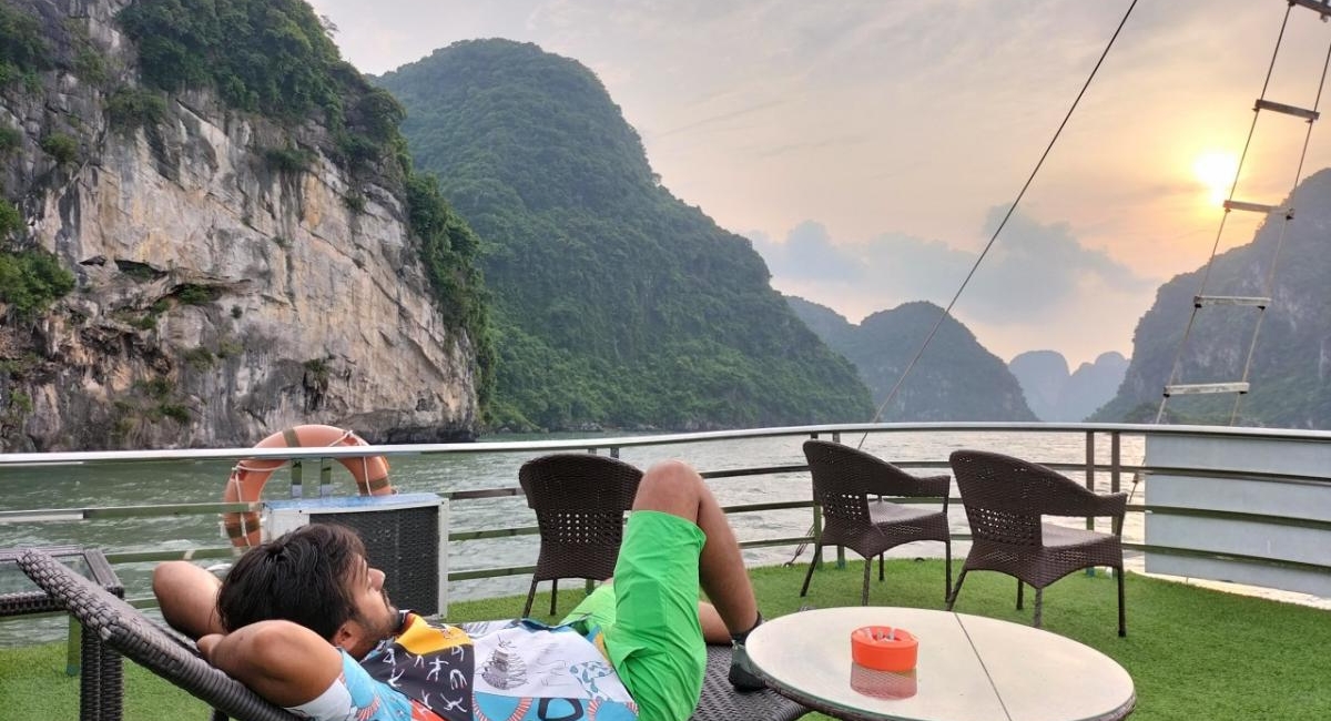 Signature_Halong_deluxe_cruise-sundeck
