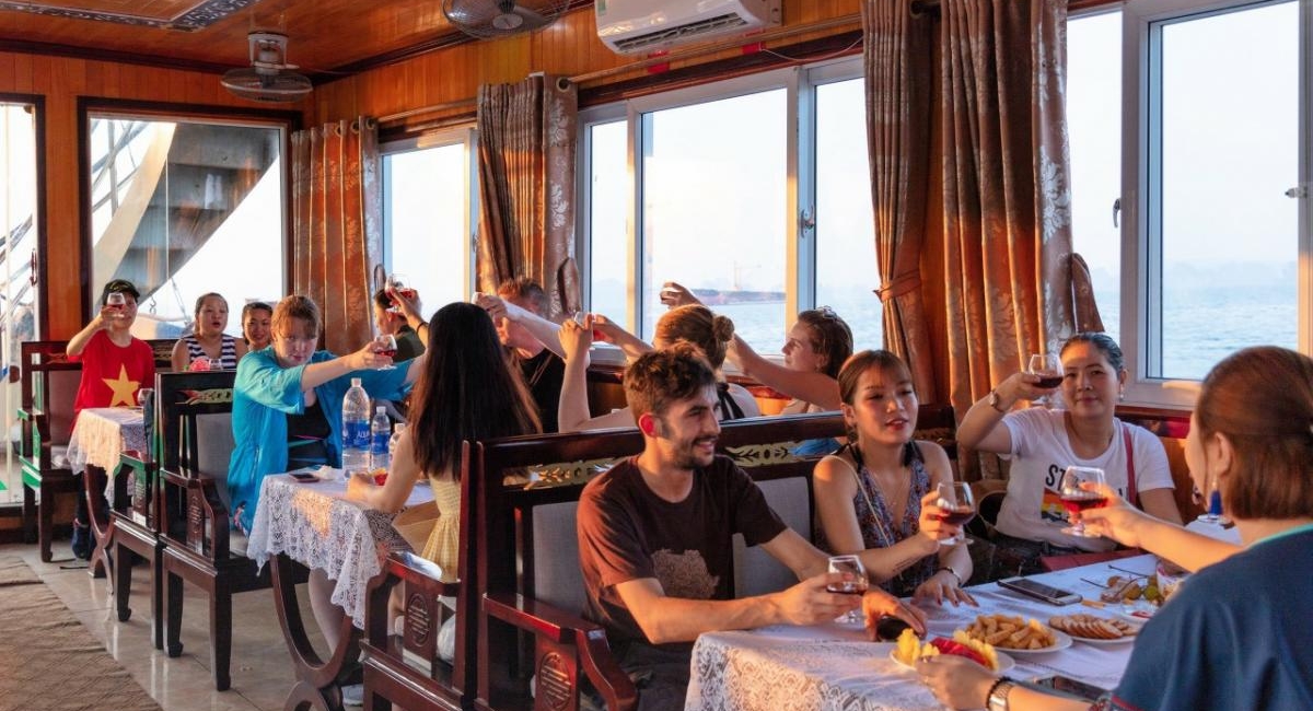 Signature_Halong_deluxe_cruise_restaurant