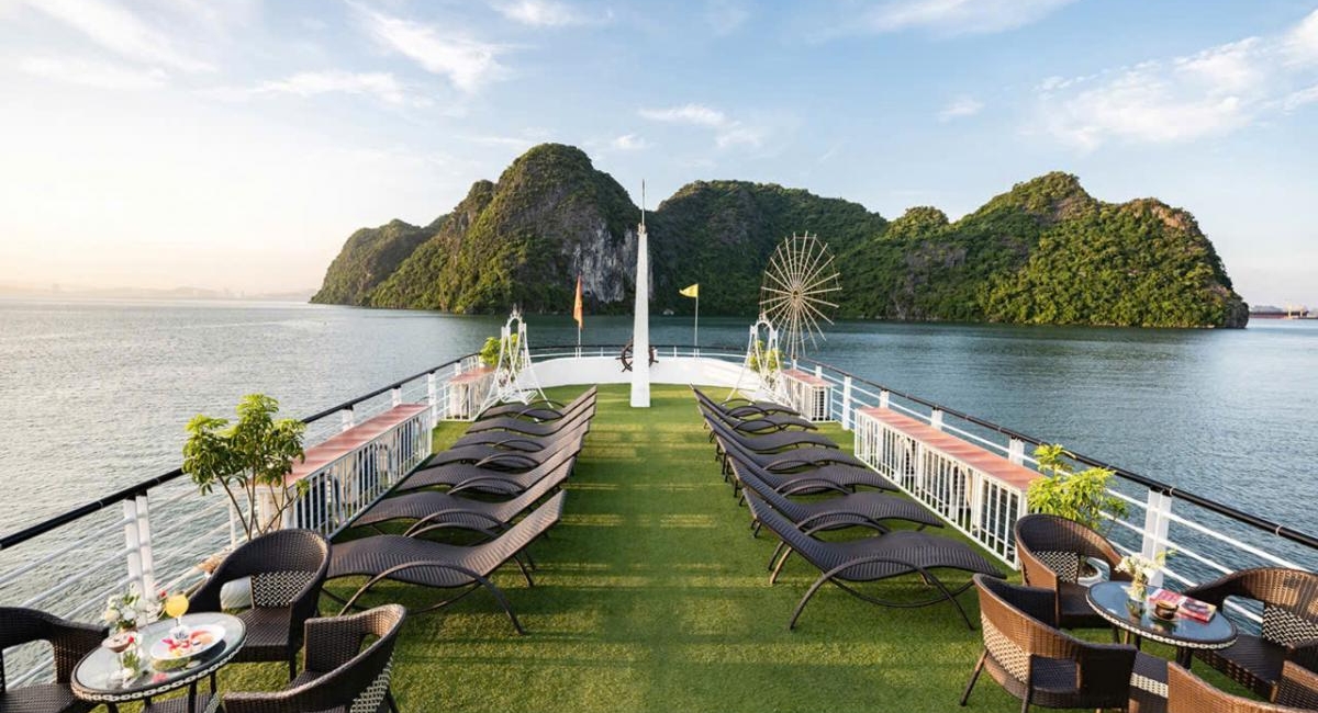 Signature_Halong_day_trip_sundeck