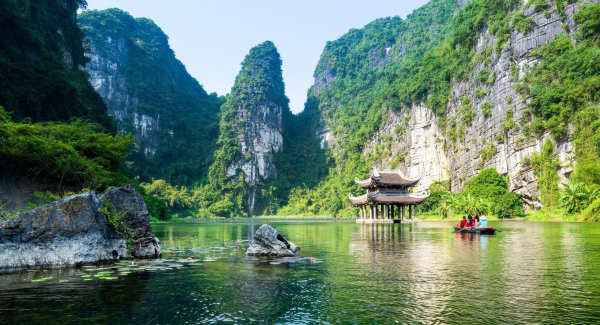 Trang_An_boat_trip_Signature_Ninh_Binh