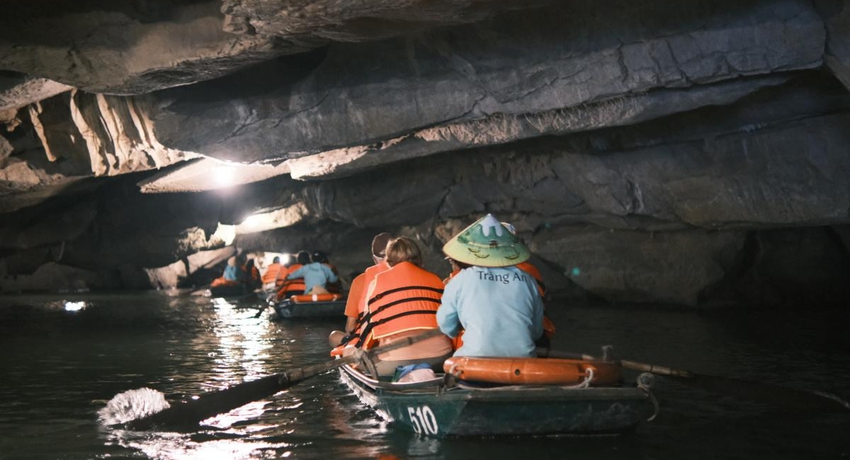 Trang_An_boat_trip_Signature_Ninh_Binh