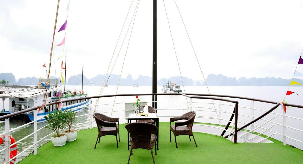 Signature_Halong_deluxe_cruise-sundeck