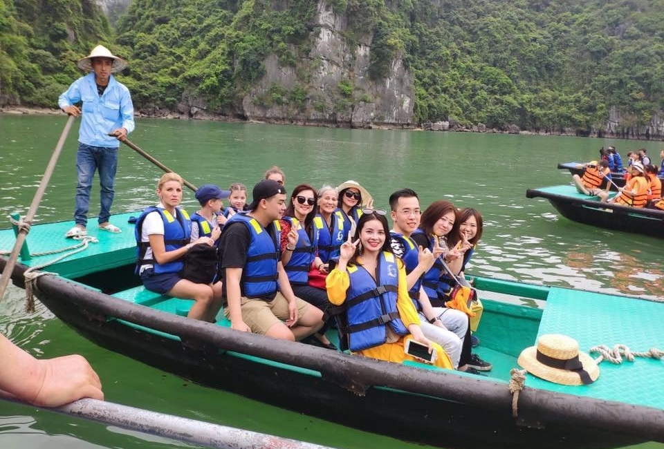 Signature_Halong_day_trip_bamboo_boat