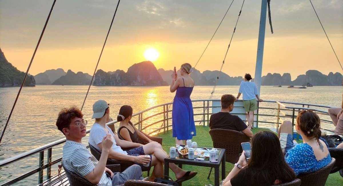 Signature_Halong_deluxe_cruise_sunset
