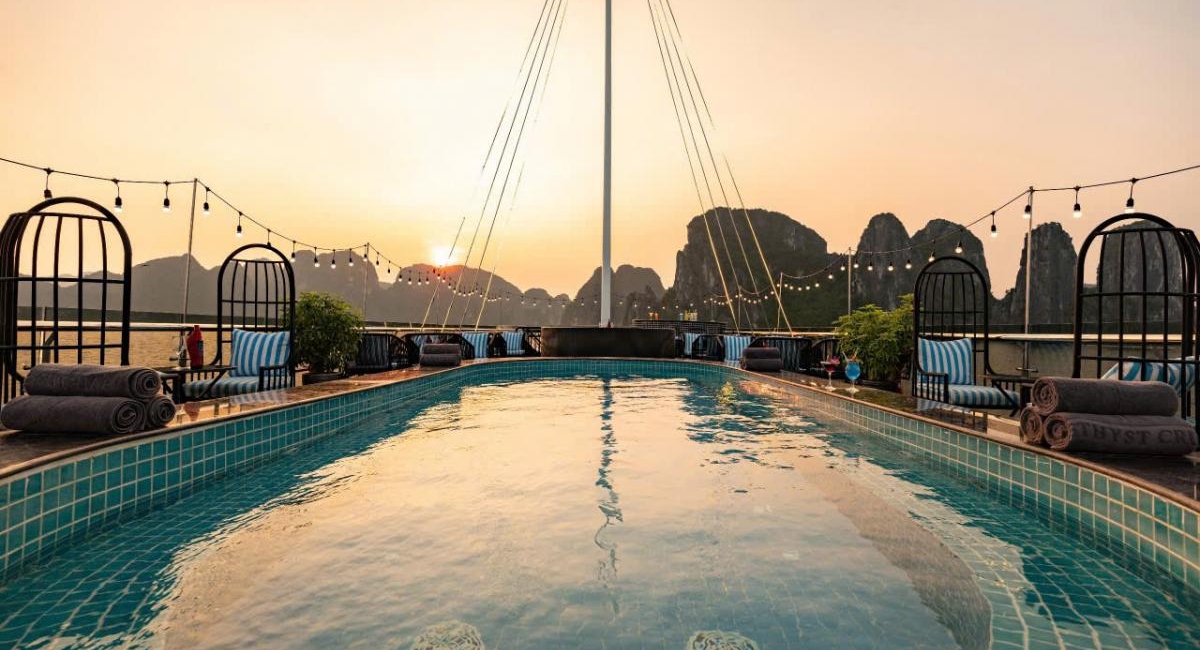 Signature_Halong_day_trip_jacuzzi