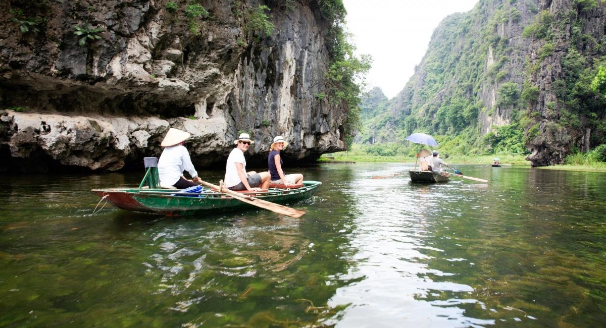 Trang_An_boat_trip_Signature_Ninh_Binh