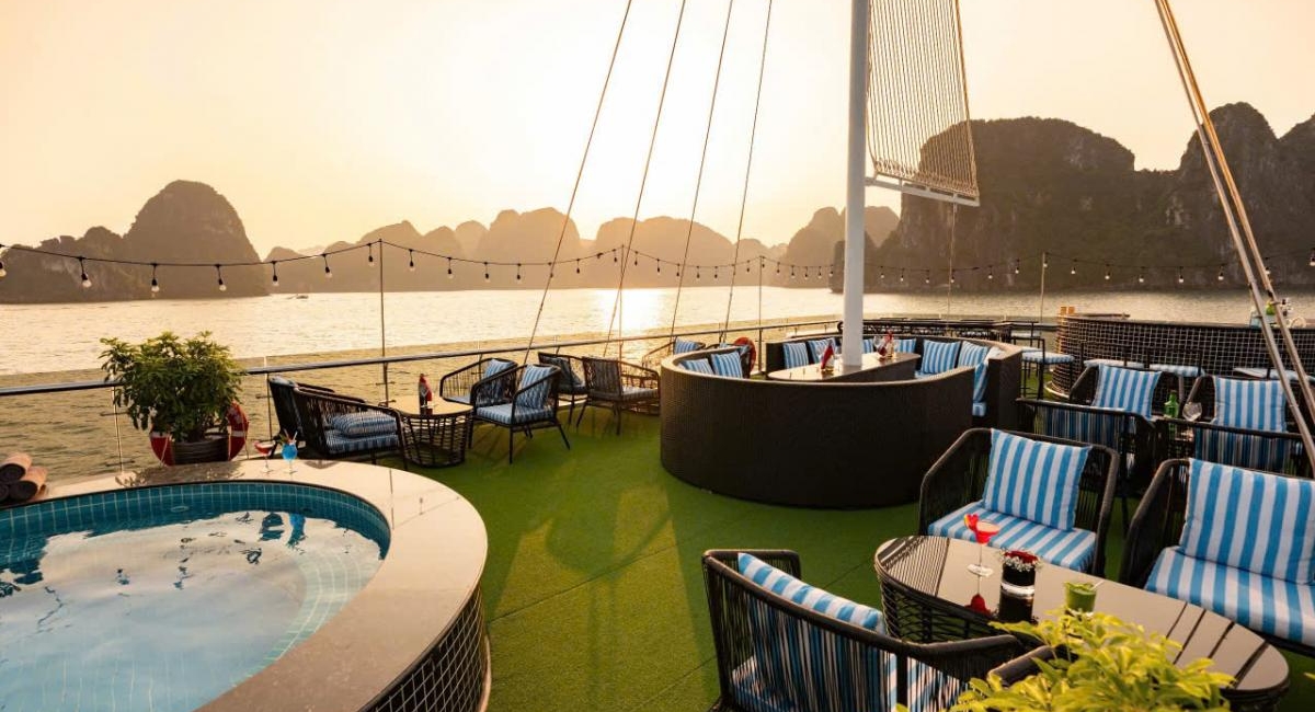 Signature_Halong_day_trip_jacuzzi