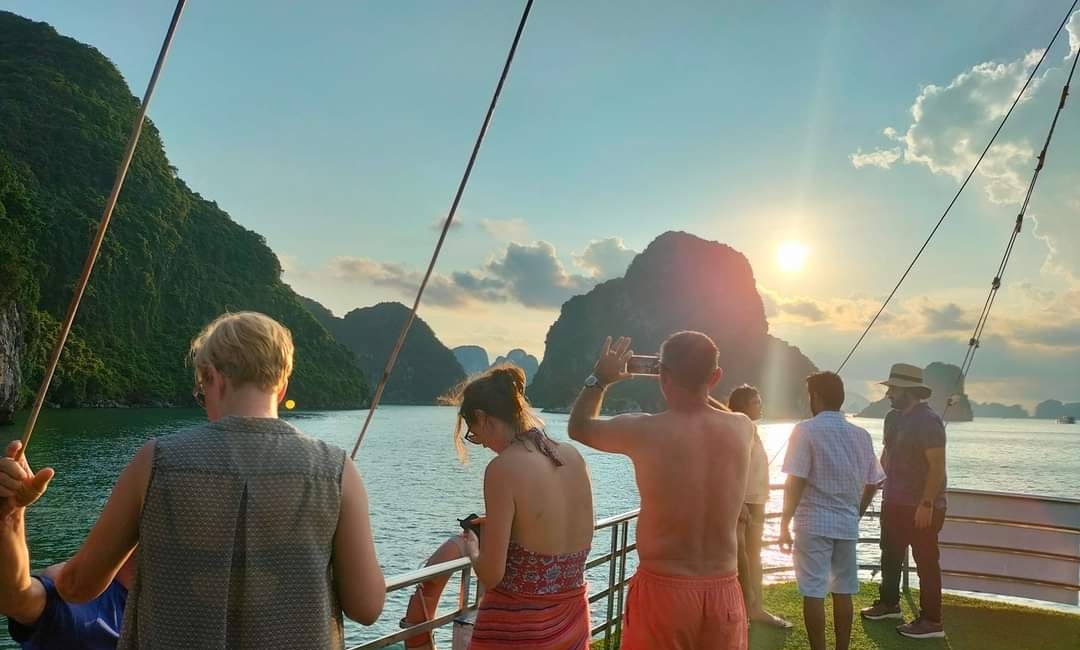 Signature_Halong_deluxe_cruise_sunset