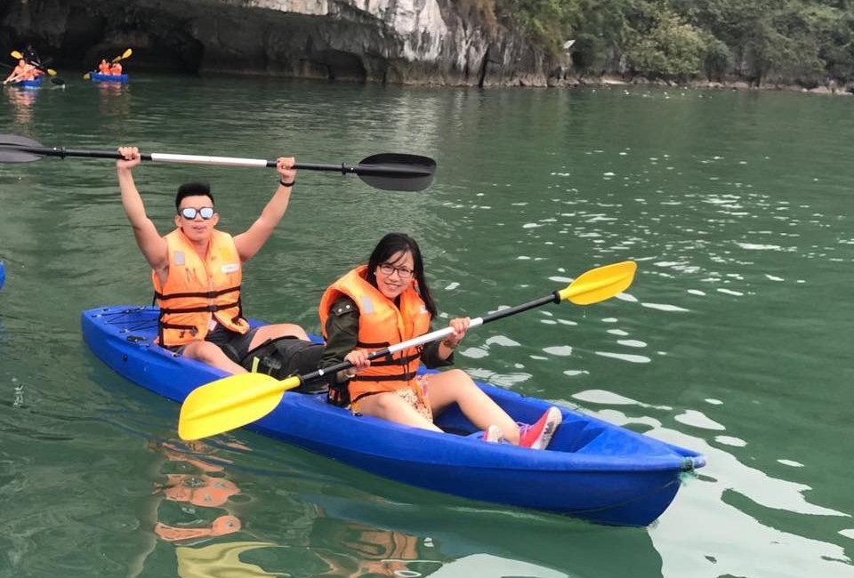 Signature_Halong_day_trip_bamboo_kayaking
