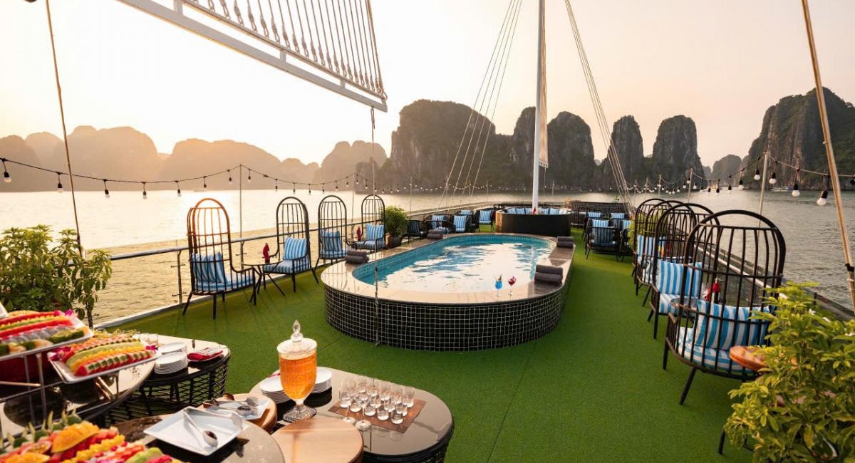 Signature_Halong_day_trip_sundeck